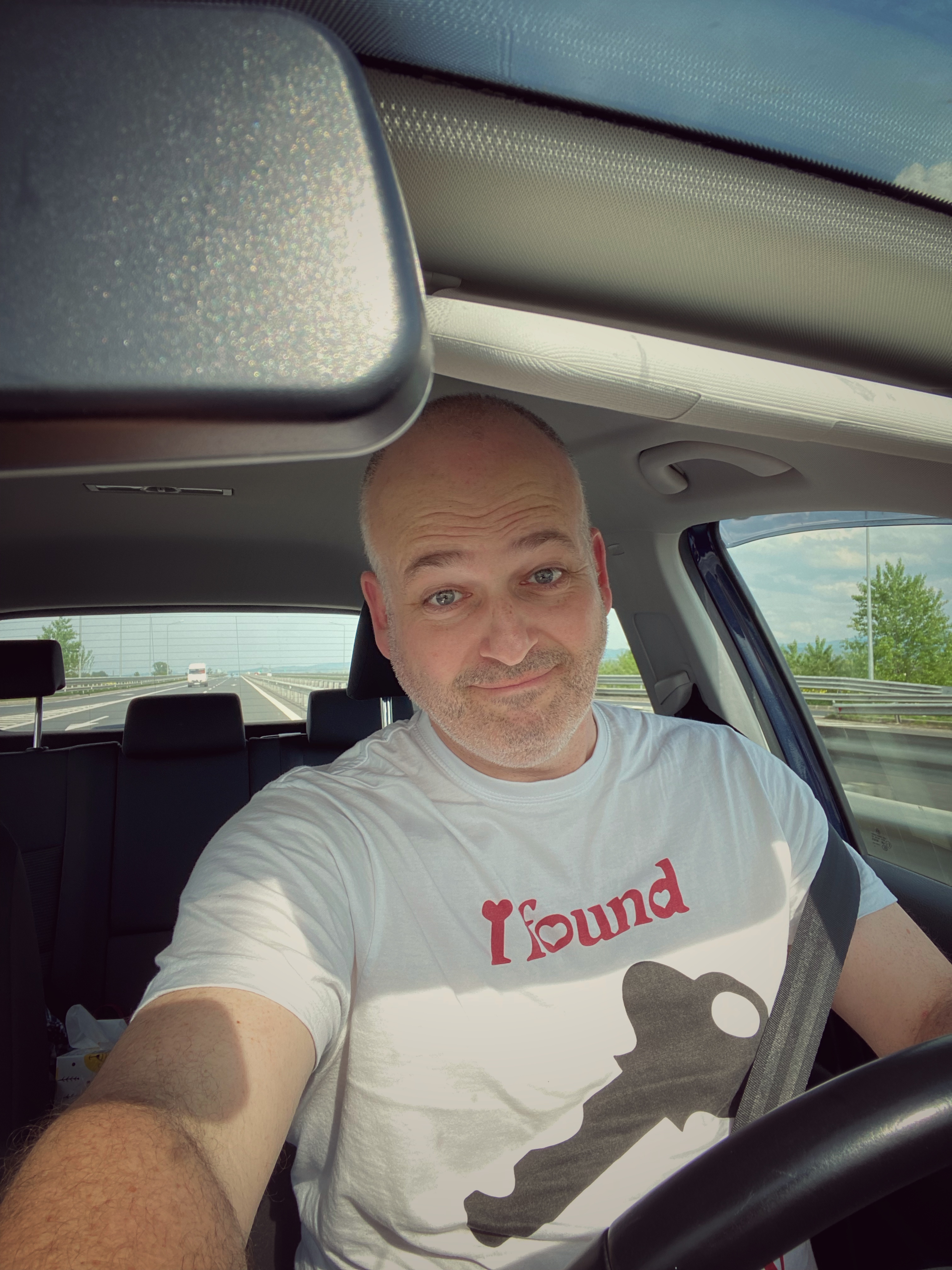 Ismét úton… Ma reggel még a Hargitán filmeztem, majd Székelyudvarhelyen Onczay Zoltán csellóművész barátommal volt egy megbeszélés, most a Fogarasi havasokat támadom… nincs&nbsp;megállás🎬