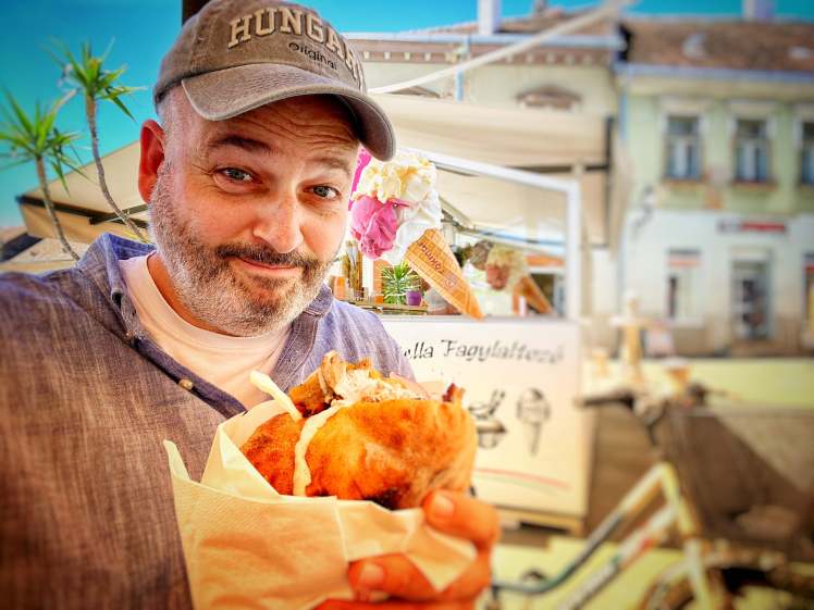 “Aki még nem kíváncsi: tudatlan, Aki már nem kíváncsi:&nbsp;bölcs.”