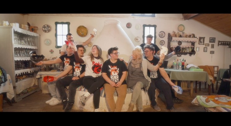 Egy ko(médiás) a földi paradicsomban… Egy ko(médiás) a földi paradicsomban…