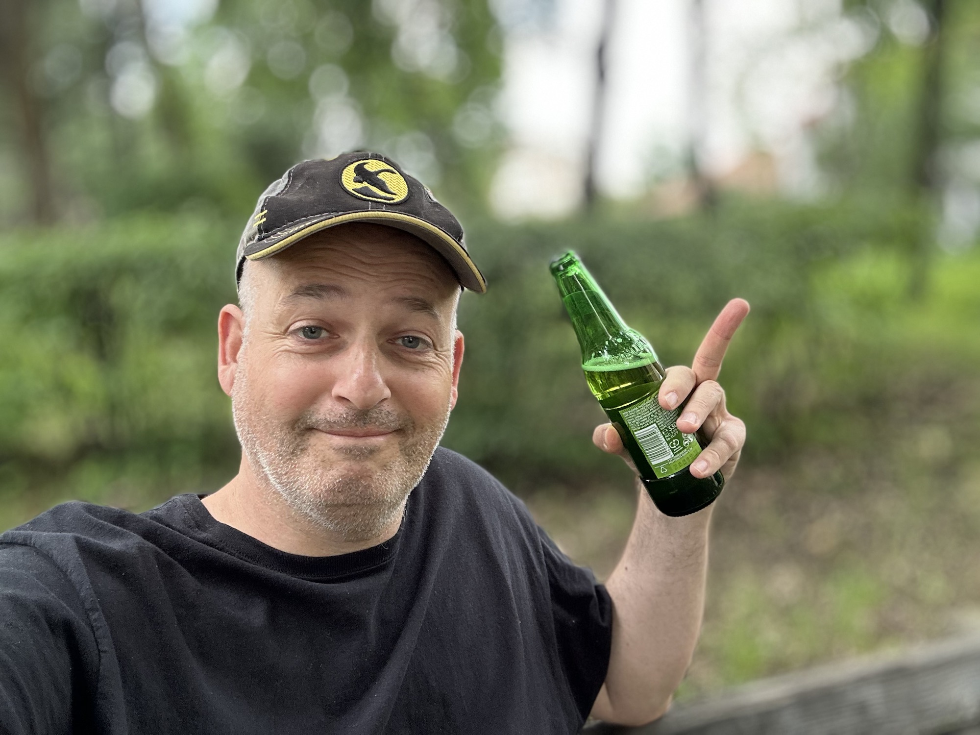 (Magányos) sörözés a parkban. (Magányos) sörözés a parkban.