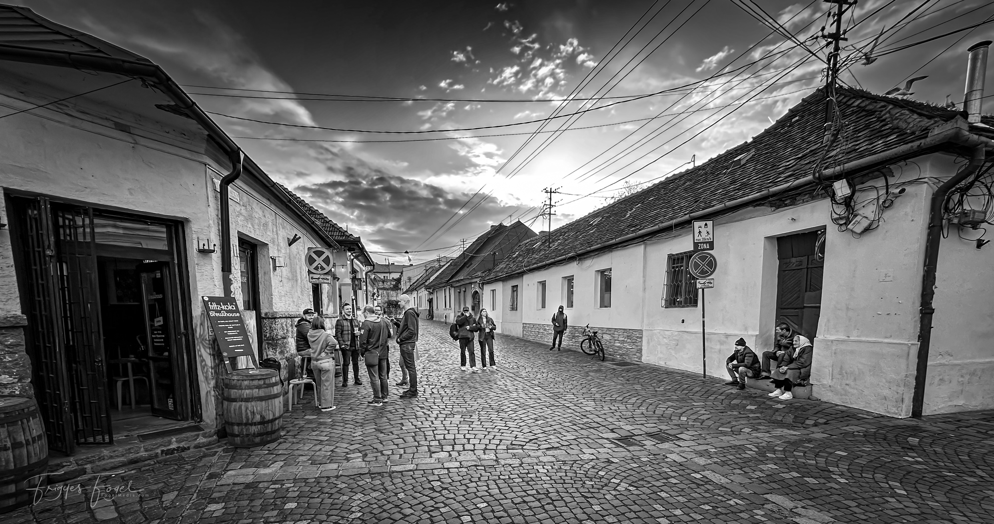 Cigányok figyelik a románokat… 