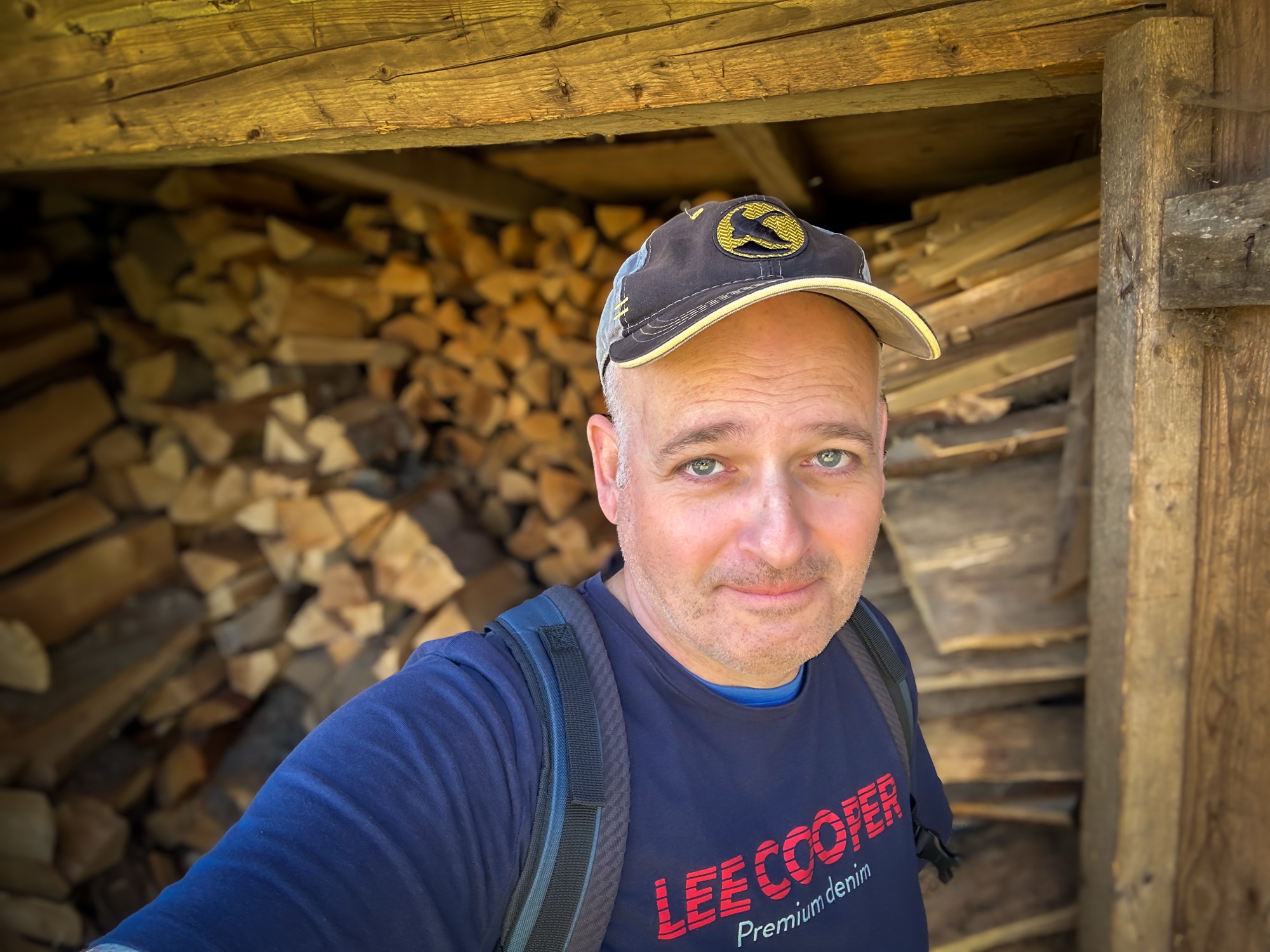 Amikor a gyomok virágokká nőnek, a zajos hordák ugató kiskutyákká szelídülnek, a hamis tanítók kiváncsi óvodásokká esnek, az elnyomó rendszerek a nemzetek homokozójában porrá szélednek, a hamis csuhások boldog takarítókká nemesednek, a (le)fizetett média munkások angyali kórusba felvételt nyernek, a gondolkodó stratégák csak skáláznak a szellem előszobájában, amikor az elcsatolt területek kivetik magukból a férgesét és újra indulást hirdetnek… Amikor a gyomok virágokká nőnek, a zajos hordák ugató kiskutyákká szelídülnek, a hamis tanítók kiváncsi óvodásokká esnek, az elnyomó rendszerek a nemzetek homokozójában porrá szélednek, a hamis csuhások boldog takarítókká nemesednek, a (le)fizetett média munkások angyali kórusba felvételt nyernek, a gondolkodó stratégák csak skáláznak a szellem előszobájában, amikor az elcsatolt területek kivetik magukból a férgesét és újra indulást hirdetnek…