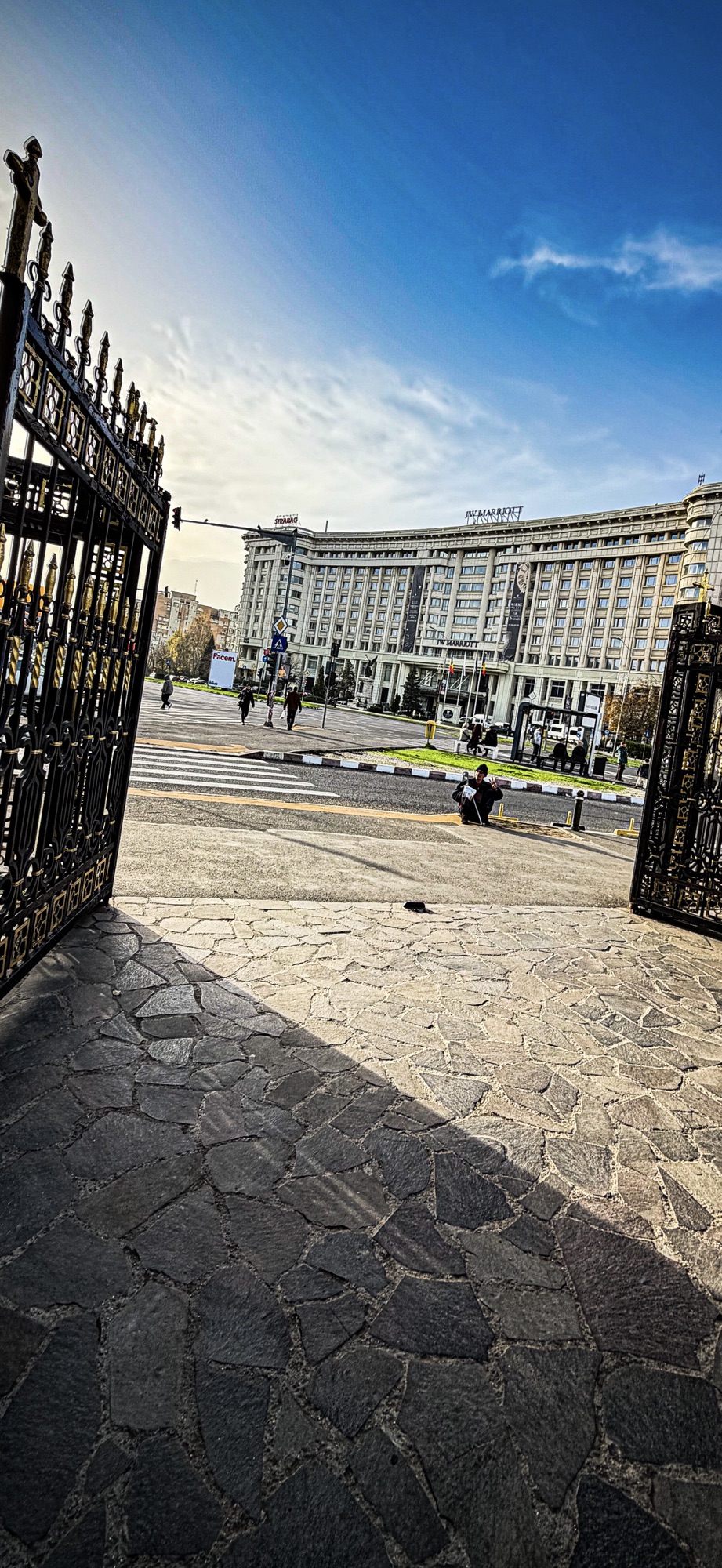 Ki kell mondani, meg kell próbálni, mert már csak így törhet meg a gonosz varázs – avagy, egy őrült filmes naplója, most a mély, román&nbsp;valóságból.