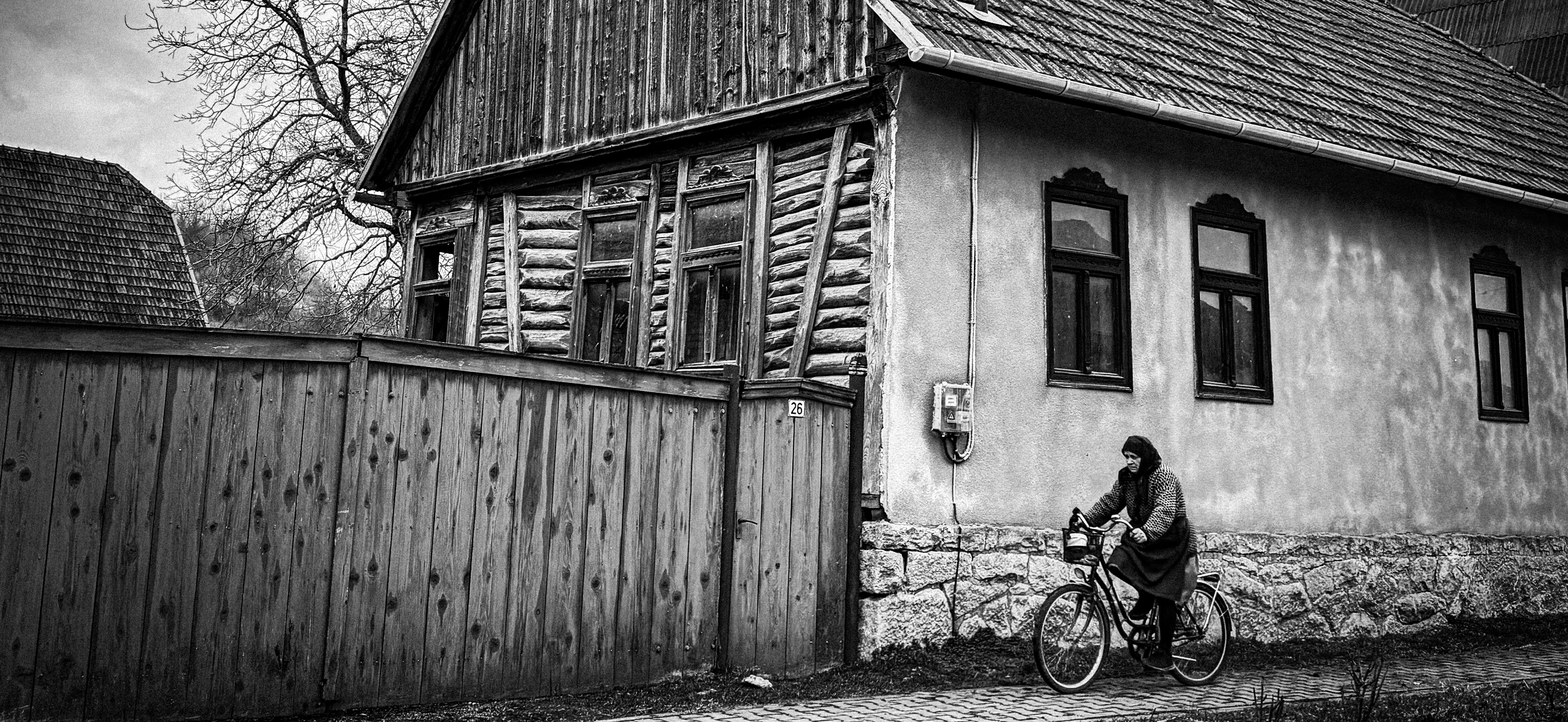 Tegnap estefelé Jákótelkén (Erdély) kaptam el ezt a pillanatot…Aznap este belefáradva a bérmunkákba, felültem a bakra, a német lovak közé csaptam (jó öreg VW Tiguan-om), és megindultam lefelé a hegyekből…Elég volt aznap estére a&nbsp;mócokból…