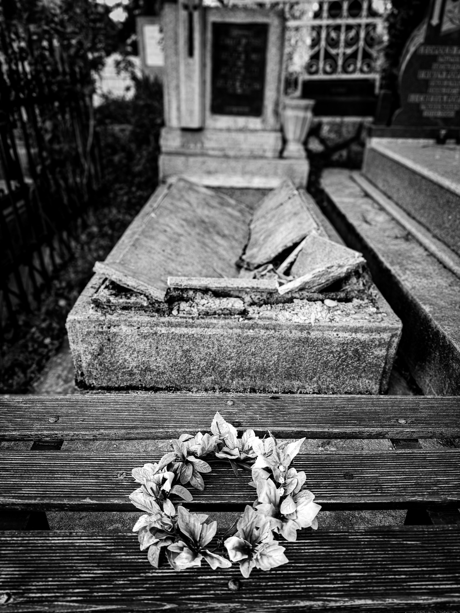 Egy friss fotóm tegnapról. Ilyen az, amikor a sírjainkon táncolnak (a neveket kegyeleti okokból elhomályosítottam).